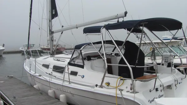 Hunter 33 used sailboat for sale in New England – stern view