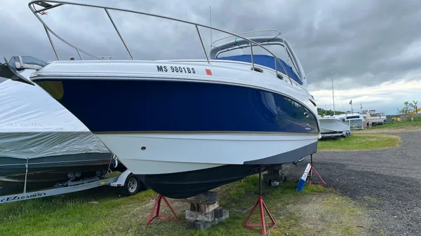 Chaparral 270 Signature power boat for sale in New England – salon interior